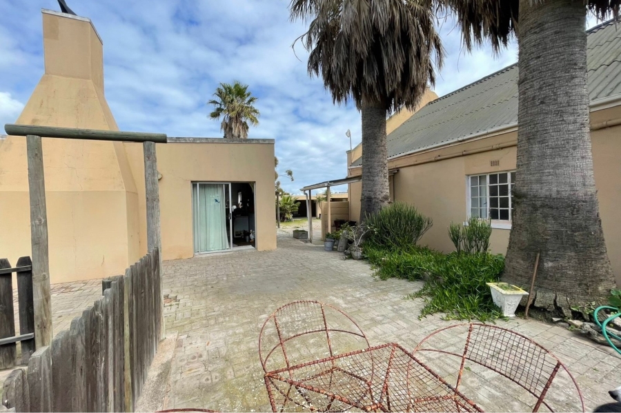 5 Bedroom Property for Sale in Stompneus Bay Western Cape